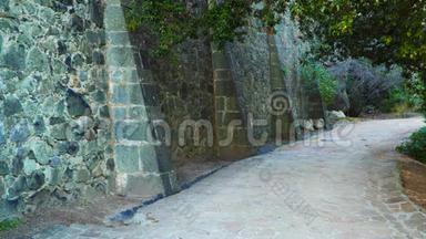 这条路在城堡墙前用石头铺成